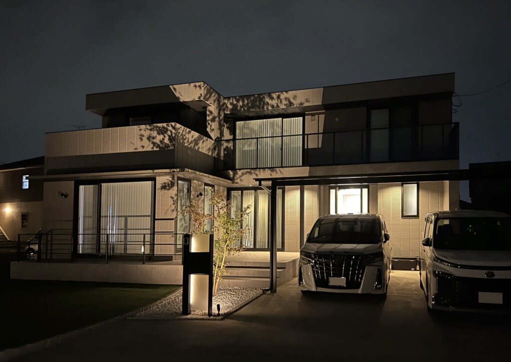 夕景が引き立つ、ラグジュアリーな外構