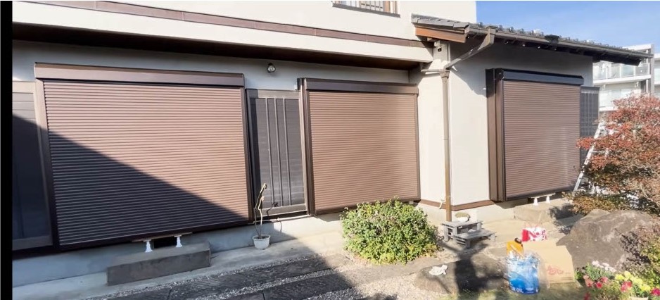 床をバリアフリーにして段差を解消し、シャッターも電動にしました！