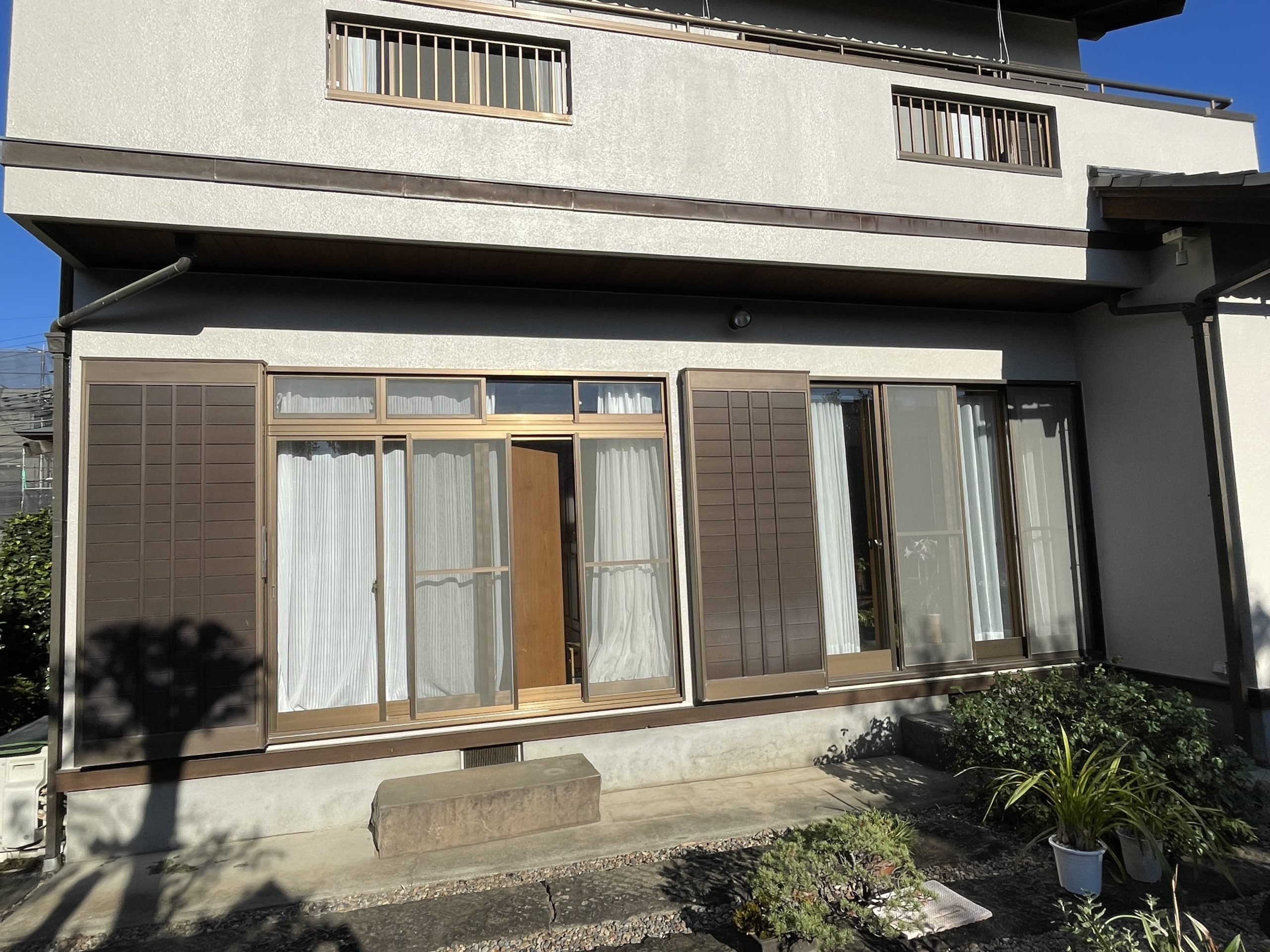 床をバリアフリーにして段差を解消し、シャッターも電動にしました！