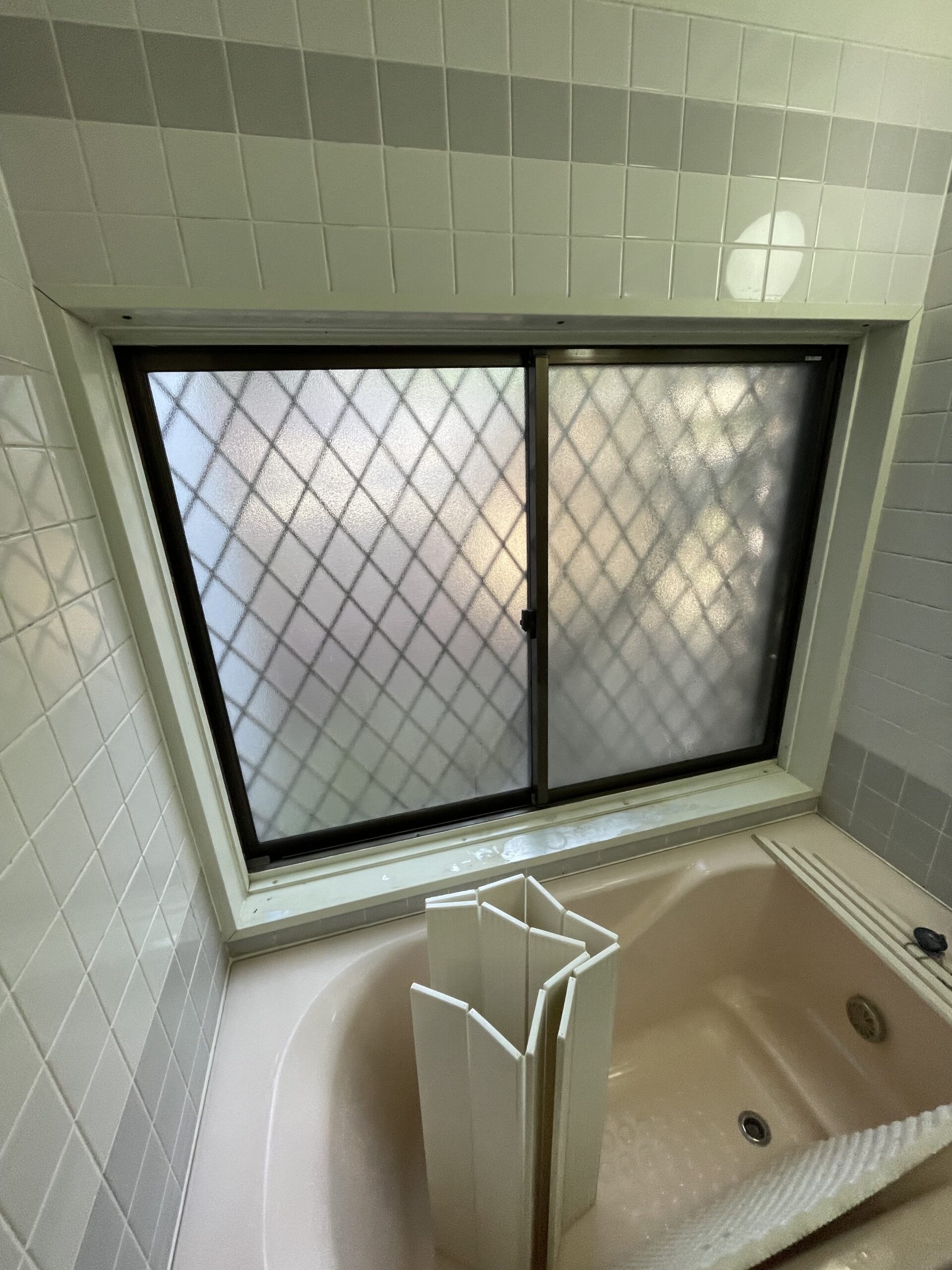 お風呂を新しく変えました！大きな窓も小さく変える事で換気は出来て防犯にもなります！