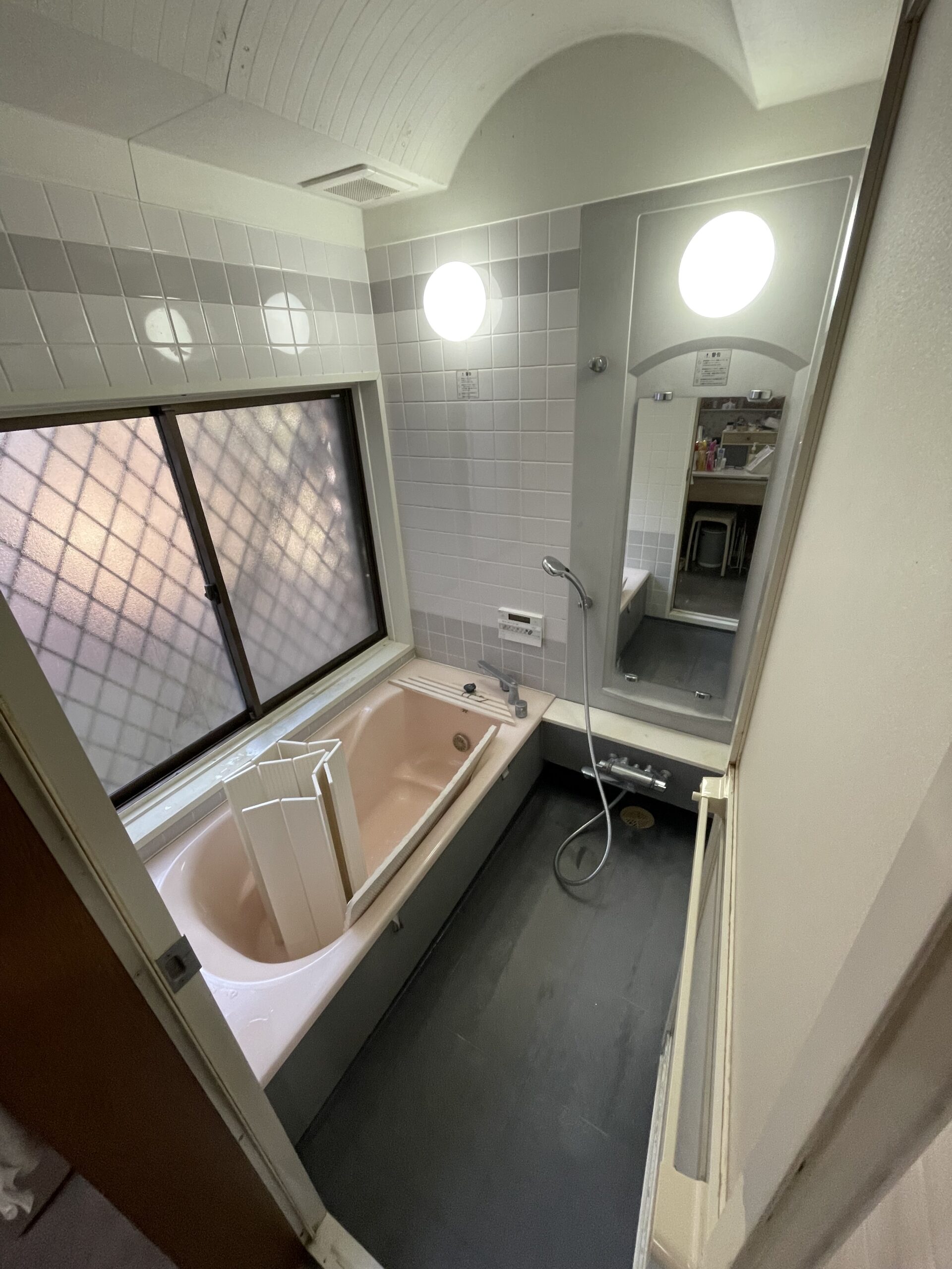 お風呂を新しく変えました！大きな窓も小さく変える事で換気は出来て防犯にもなります！