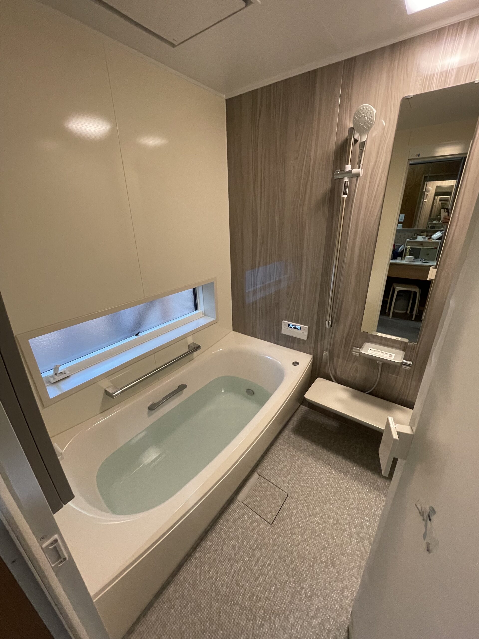 お風呂を新しく変えました！大きな窓も小さく変える事で換気は出来て防犯にもなります！