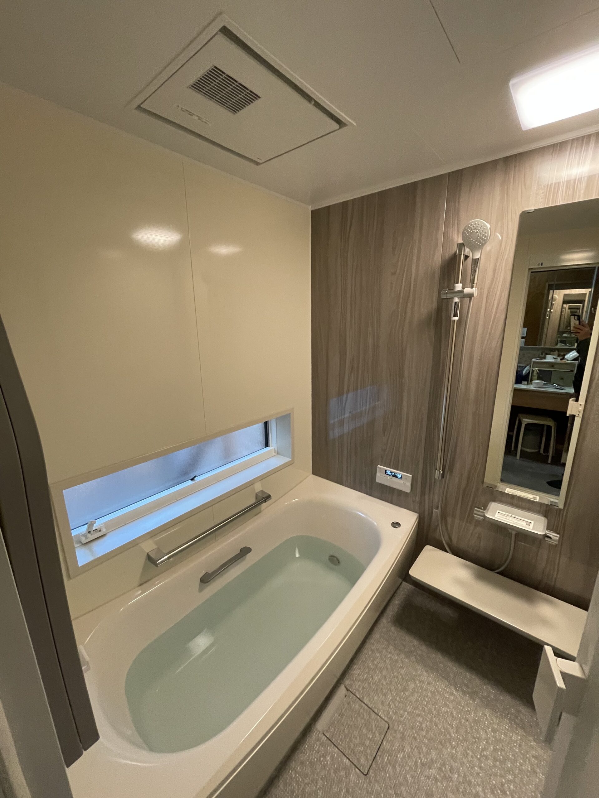 お風呂を新しく変えました！大きな窓も小さく変える事で換気は出来て防犯にもなります！