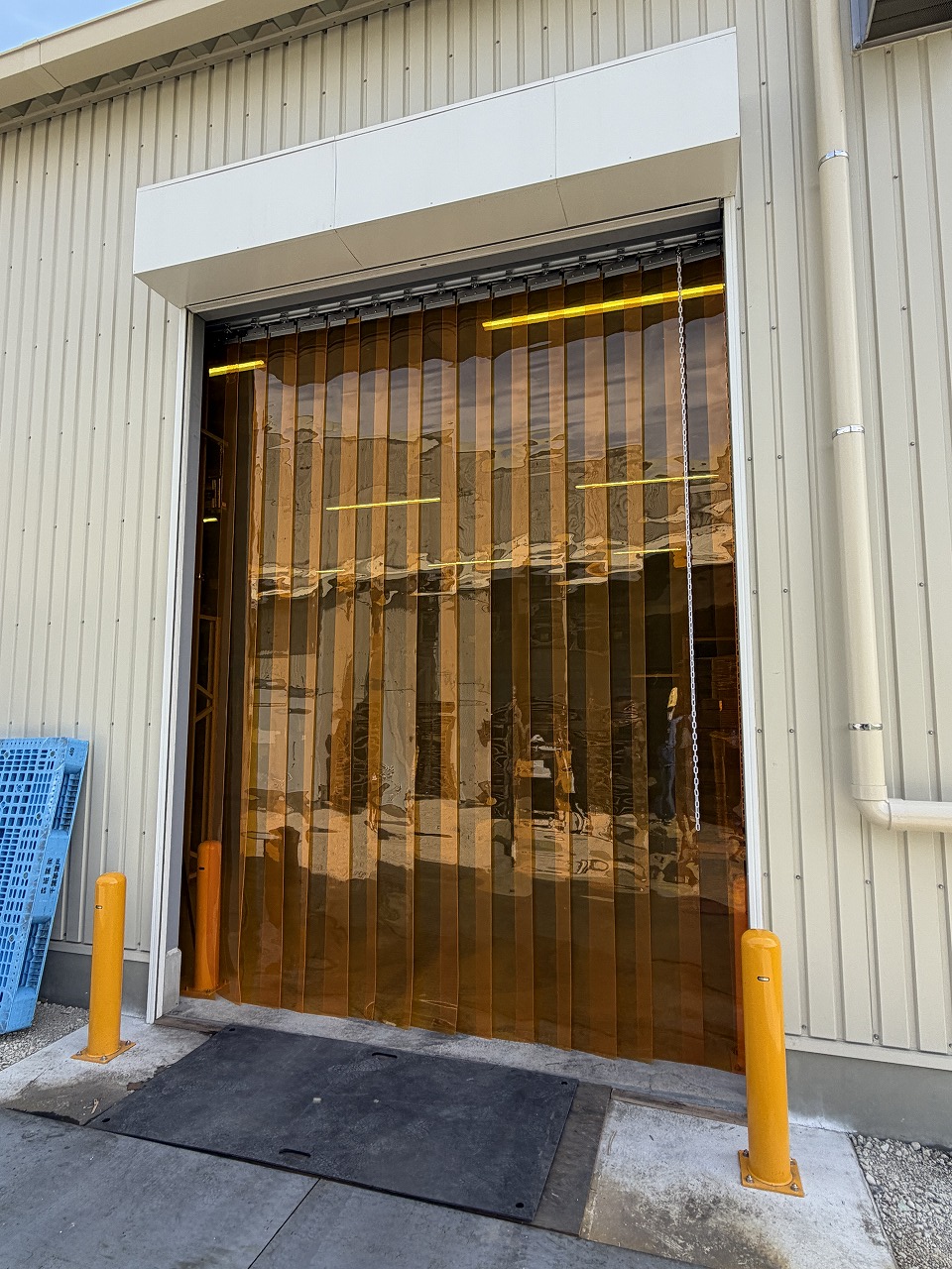 防虫アコーディオンビニールカーテン取付工事｜作業効率と衛生環境を両立した出入口改善