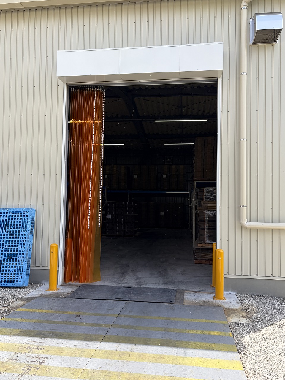 防虫アコーディオンビニールカーテン取付工事｜作業効率と衛生環境を両立した出入口改善